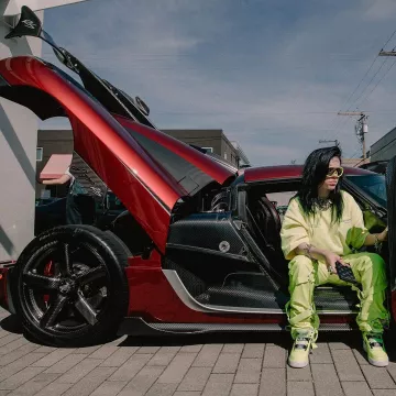 Yellow tee shirt of Billie Eilish on the Instagram account @billieeilish