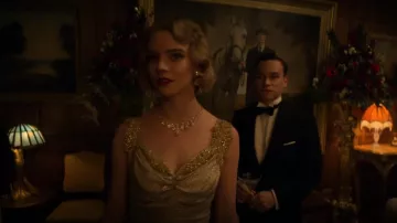 Les boucles d'oreille de Gina Gray (Anya Taylor-Joy) dans Peaky Blinders (S05E04)