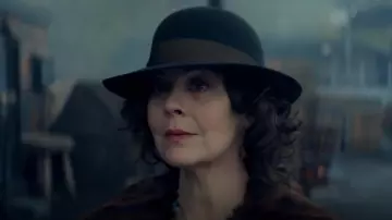 Pendientes de Polly Gray (Helen McCrory) en Peaky Blinders (S05E04)