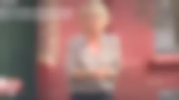La camisa floral de seda de Sophie Davant en Deal concluyó el 20.09.2019