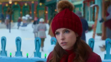 Rouge Chapeau de Bonnet porté par Noelle Kringle (Anna Kendrick) dans Noelle