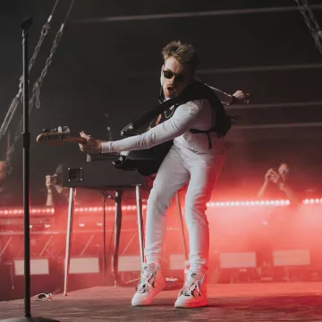White trousers worn by Finneas O'Connell on the Instagram account @finneas