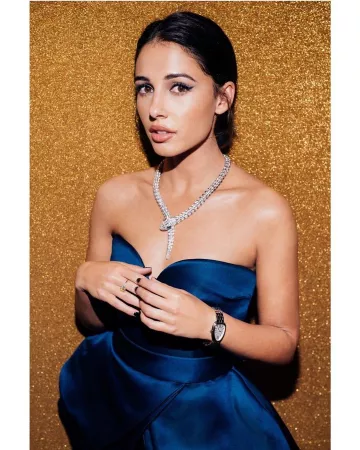 Collar Bvlgari usado por Naomi Scott en su cuenta de Instagram @naomigscott
