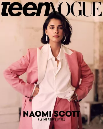 Camisa blanca de Loewe usada por Naomi Scott en su cuenta de Instagram @naomigscott