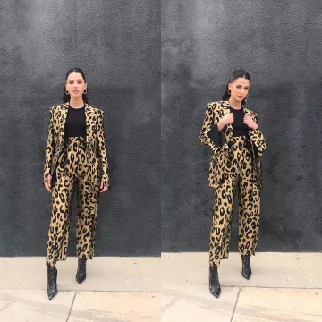 Chaqueta blazer con estampado de leopardo que lució Naomi Scott en su cuenta de Instagram @naomigscott