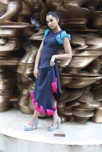 Vestido asimétrico de JW Anderson usado por Naomi Scott en su cuenta de Instagram @naomigscott