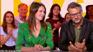 The green dress in silk crepe printed jewelry of Alix Van Pée in The Info of the true the mag 20.09.2019