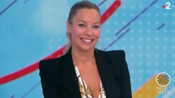 Blusa de estampado de canal de Charlotte Bouteloup en Télématin