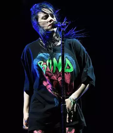 Le t-shirt "joker" BOND porté en concert par Billie Eilish au Festival Coachella