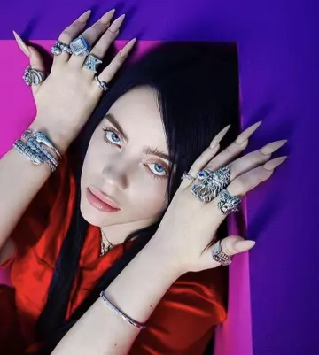 La bague lion par Proclamation Jewelry portée par Billie Eilish sur une photo Instagram