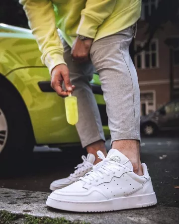 The white sneakers on the account Instagram of @jdsportsfrance