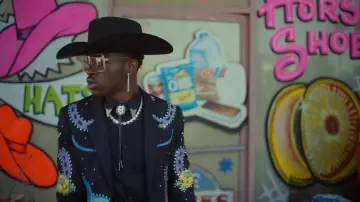 The long earrings of Lil Sin X in her video clip Old Town Road feat. Billy Ray Cyrus