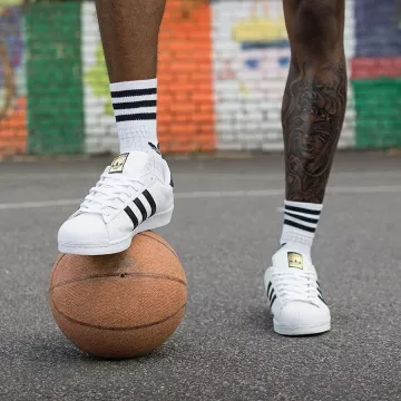 The sneakers black and white account on the Instagram of @jdsportsfrance