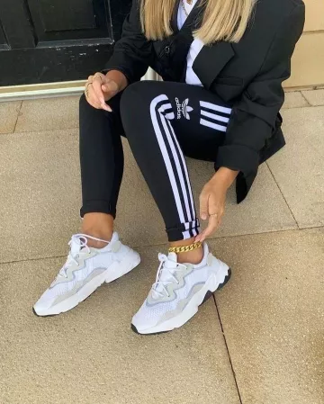 The sneakers in beige and white account on the Instagram of @jdsportsfrance