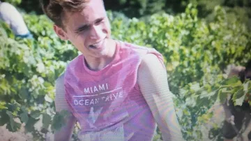 Tshirt Bart (Hector Langevin) in Tomorrow belongs to us (S01E39)