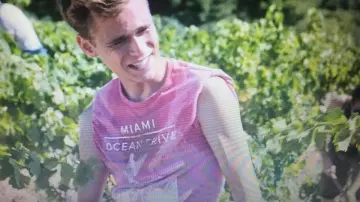 Tshirt Bart (Hector Langevin) in Tomorrow belongs to us (S01E39)