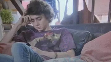 T-shirt of Lucas (Valentin du Peuty) in Tomorrow belongs to us (S01E44)