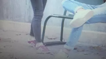 Sneakers gazelle rose of Sara (Camille Genau) in Tomorrow belongs to us (S01E99)