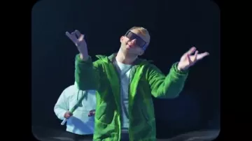 La veste verte portée par Vald dans son clip Elé­va­tion de Vla­di­mir Cau­che­mar & Vald