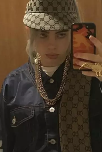 La veste en jean "Playboy" par Joyrich portée par Billie Eilish sur une photo Instagram