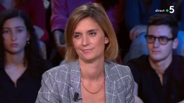 Chaqueta gris a cuadros de Camille Girerd en C politique