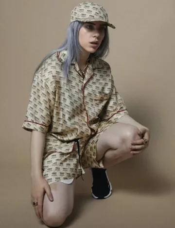 The printed shirt Gucci beige worn by Billie Eilish on the front cover of his limited tour 7” vinyl 