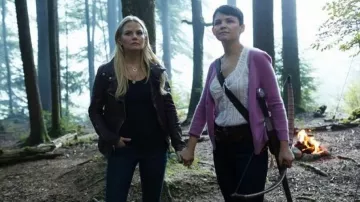 Collar colgante del círculo dorado de Emma Swan (Jennifer Morrison) en Once Upon a Time (S02E09)