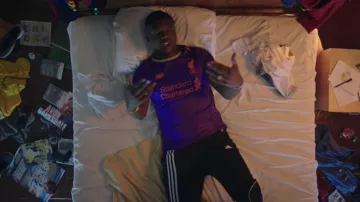 La camiseta morada del Liverpool FC (2019/2020) que lució Ninho en su clip Putana
