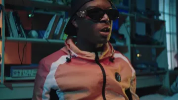 Les lunettes de solel Versace portées par Ninho dans son clip Putana