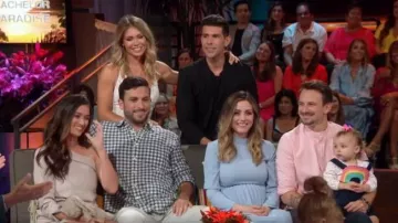 Vestido de maternidad de cuello alto azul de Asos usado por Carly Waddell en Bachelor in Paradise Temporada06 Episodio13