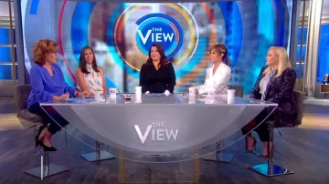 Elie Tahar bleu V-cou chemisier porté par Joy Behar sur Le point de Vue le 20 septembre 2019