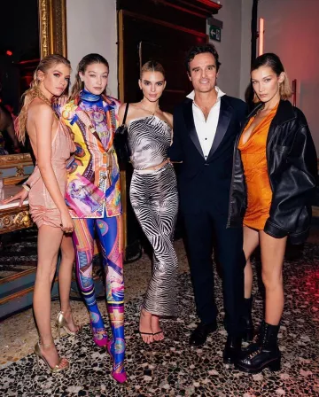 Versace Vittoria Imprimer Veste pour femmes portés par Jelena Noura "Gigi" Hadid Versace défilé de Mode Après la Partie, le 20 septembre 2019