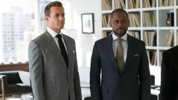 Yellow Printed tie worn by Alex Williams (Dule Hill) in Suits Season 8 Épisode 1