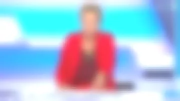 La veste de tailleur rouge col cranté avec inserts de satin de Caroline Roux dans C dans l'air le 23.09.2019