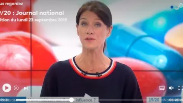 El elegante suéter azul marino de cuello por Carole Gaessler en 19/20 el 23.09.2019