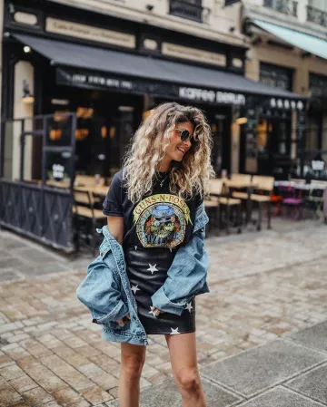 T-shirt Guns N Roses Pretty Little Thing porté par Marie Moyenin sur le compte Instagram de @marieandmood
