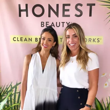 El vestido blanco de escote en V que lució Jessica Alba en la cuenta de Instagram de @jessicaalba 
