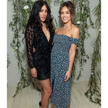 El vestido largo y desnudo que lleva Jessica Alba en la cuenta de Instagram de @jessicaalba 