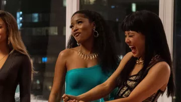 Chain necklace of Destiny (Constance Wu) in Hustlers