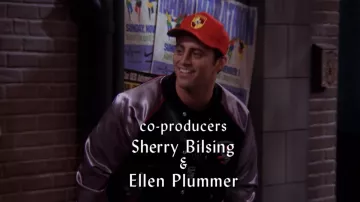 Porsche Casquette Rouge porté par Joey Tribbiani (Matt LeBlanc) comme on le voit dans les Amis (S06E05)