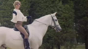 La bata blanca que lleva Taylor Swift en Taylor Swift - Blank Space