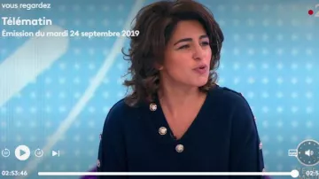 Los anchos botones de oficial de suéter marino a lo largo de las mangas y en parte del cuello de Sarah Doraghi en Télématin el 24.09.2019