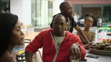 Héron Preston Rouge Hoodie, portés par Vernon Littlefield (Donovan Carter) dans Ballers Saison 5 Épisode 5