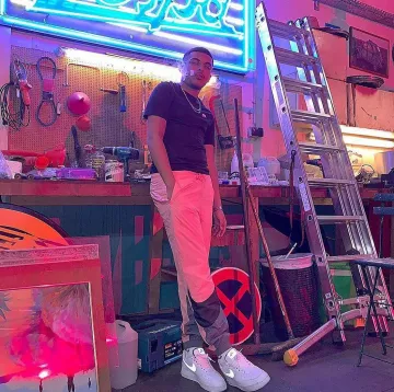 Jogging nike rose worn by RK on the account Instagram of @rkofficiel_77