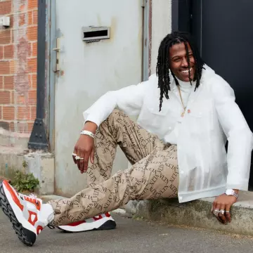 Los pantalones beige usados por Cheu-B en la cuenta de Instagram de @cheublacheuw