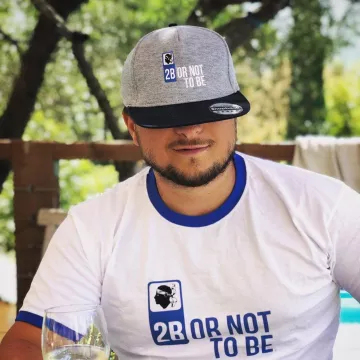 The cap 2B or not to be worn by Macfly on the account Instagram of @levraimcfly 