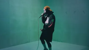 La sudadera con capucha de Denzel Curry para su sesión en vivo "Wish" | Vevo Ctrl