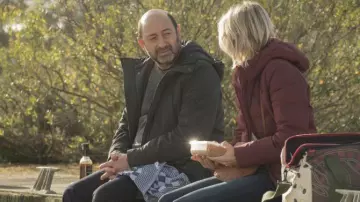 La doudoune longue bordeaux portée par Alice Kertez (Laurence Arné) dans La part du soupçon