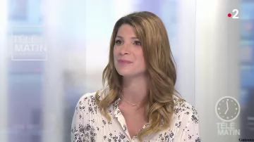 Blusa crema estampada de flores de Chloé Nabédian en Télématin