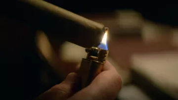 Encendedor dorado de Winston Churchill (Andy Nyman) en anteojeras Peaky (S05E06)